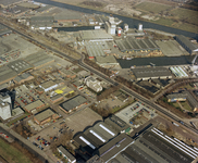 118947 Luchtfoto van een gedeelte van het industrieterrein Lage Weide te Utrecht met in het midden de kantoren van het ...